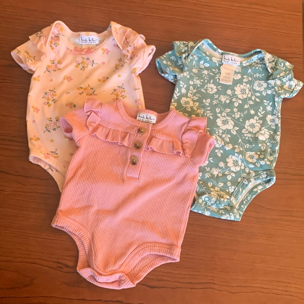 Nicole Miller New York onesies bundle (3)